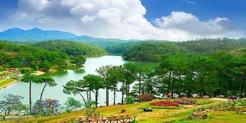 Hồ Xuân Hương xanh mát và nổi tiếng